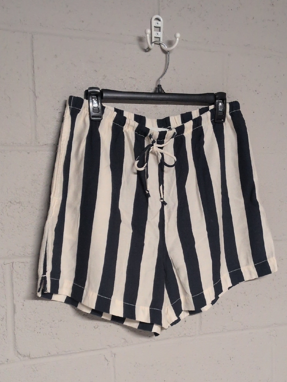 H&M Women’s Vertical Stripe Drawstring Bermuda Shorts, Med, NWT, Coastal - Picture 4 of 8